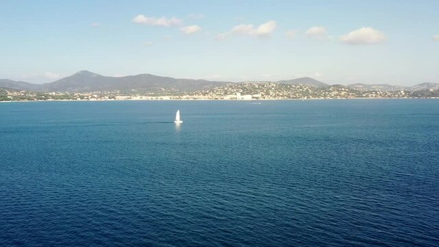 survol d'un voilier dans le golfe de Saint-Tropez  (c&ocirc;te d'Azur, France)