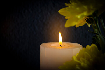 Obraz na płótnie Canvas chrysanthemum flower candle on a dark background