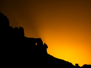 anochecer en la roca foradada