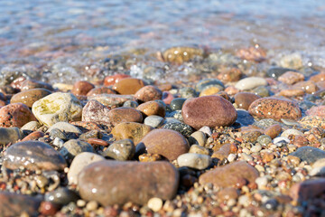 Kies am Strand der Ostsee bei Kolobrzeg in Polen im Sommer