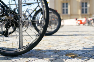 Vor dem Stadtschloss in Berlin abgestellte Fahrräder an einem Fahrradständer