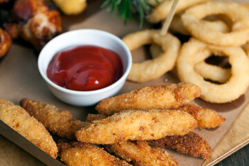 a set of dishes consisting of baked chicken wings , sets in a cafe