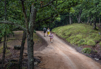 Obraz premium Tourists on a path to Beglik Tash sanctuary - ancient Thracian remains, Bulgaria