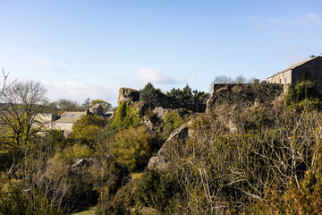 Vue sur le village médiéval de La Couvertoirade dans le Larzac (Occitanie, France)