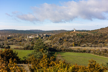 Naklejka premium Vue sur le village médiéval de La Couvertoirade et le Moulin de Redounel (Occitanie, France)