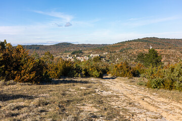 Vue sur le village médiéval de La Couvertoirade et le Moulin de Redounel (Occitanie, France)