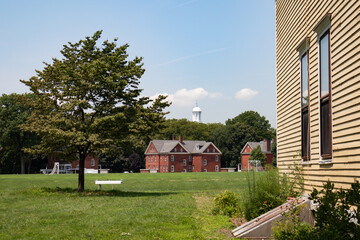 Obraz premium Parade Ground on Governors Island with Green Grass and Old Buildings in New York City during the Summer