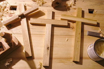 Fototapeta Drewniane dębowe  krzyże samodzielnej własnej produkcji na różnych etapach ich tworzenia. obraz
