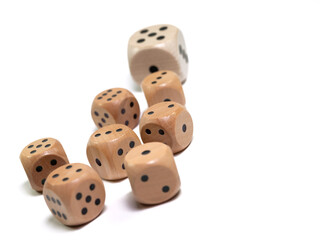 Spielwürfel aus Holz vor weißem Hintergrund