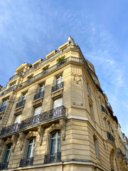 Fototapeta na wymiar Immeuble ancien du quartier des Invalides à Paris