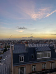 Fototapeta na wymiar Coucher de soleil sur les toits de Paris, vue aérienne