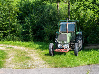 Alter Traktor auf dem Bauernhof © UrbanExplorer