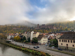 Altstadt von Heidelberg mit dem Neckar und Kirchen der historischen Stadt von unten
