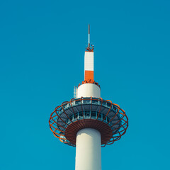 【京都府】青空の下の京都タワー　1:1
