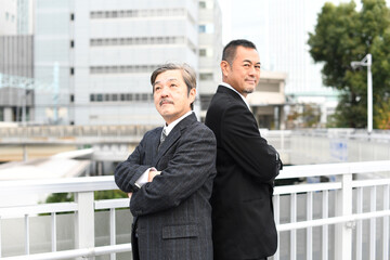 Fototapeta premium スーツを着たシニアとミドルのビジネスマンの男性達