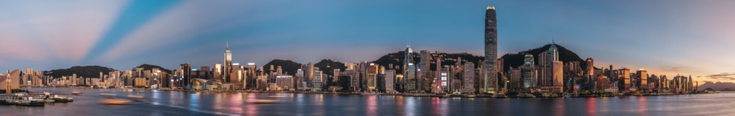 Obraz premium V-shaped anti-crepuscular ray and crepuscular ray over Hong Kong city during sunset