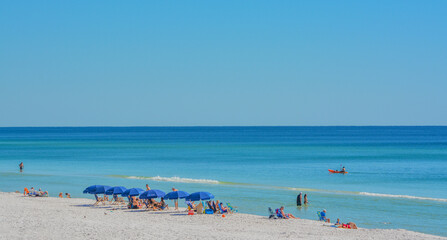 Obraz premium Beautiful white sand beach of Miramar Beach on the Gulf of Mexico in South Walton, Florida