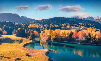 Obraz premium Aerial autumn view of Soraga lake. Wonderful morning cityscape of Soraga di Fassa village, Province of Trento, Italy, Europe. Spectacular outdoor scene of Dolomite Alps. Traveling concept background..
