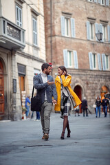 Obraz premium couple of young business persons walking down the street