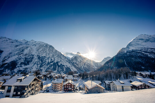 verschneites Saas-Fee (Wallis, Schweiz)