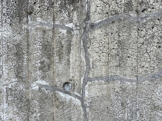 劣化が進んだコンクリート壁。ビンテージ。	築60年。