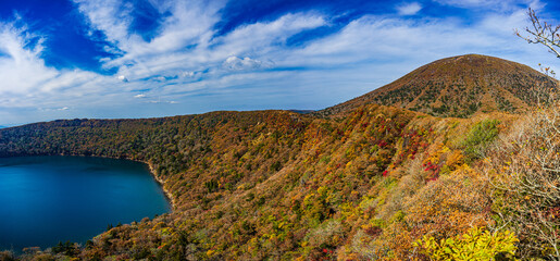 大浪池_早春にはマンサク、初夏はミヤマキリシマ、秋は紅葉と四季を楽しめる