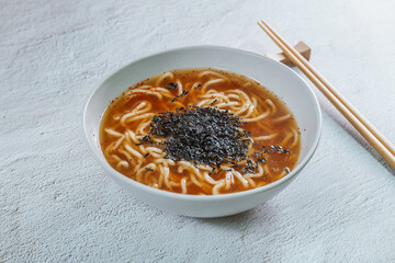 그릇에 담긴 한국 음식 간장 칼국수 요리