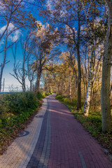 Sch&ouml;ner Herbstspaziergang an der polnischen Ostsee vor den Toren Kolbergs - Polen