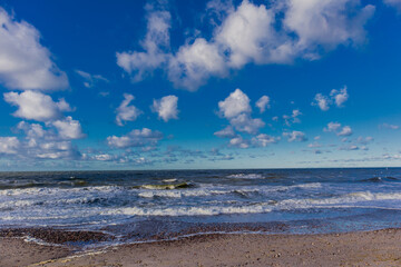 Schöner Herbstspaziergang an der polnischen Ostsee vor den Toren Kolbergs - Polen