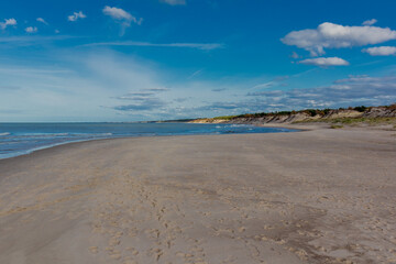 Schöner Strandspaziergang zur Mündung des Jamno an der polnischen Ostsee - Polen