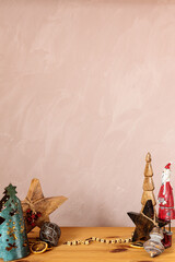 Motiv für das Weihnachtsfest: Dekoration mit Sternen, Weihnachtsbaum, Weihnachtsmann auf einem Holztisch vor strukturiertem Hintergrund