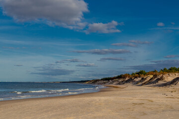 Schöner Strandspaziergang zur Mündung des Jamno an der polnischen Ostsee - Polen
