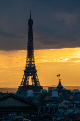 Fototapeta na wymiar Eiffelturm bei Sonnenuntergang