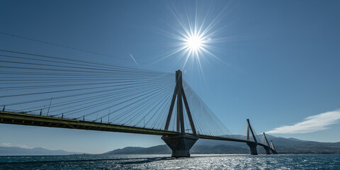 Obraz premium Bright sun over the cable-stayed bridge