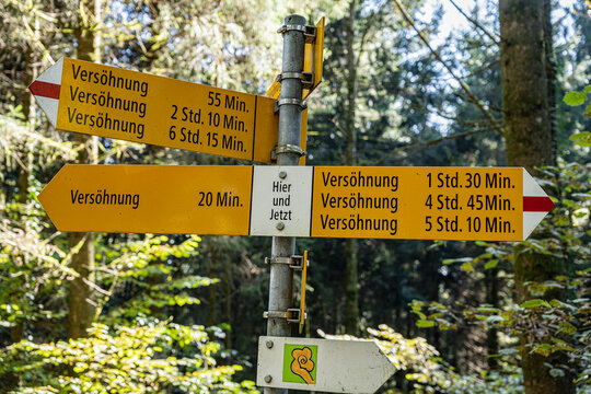 Wegweiser "Vers&ouml;hnungsweg", Eschenbach, Kanton Luzern, Schweiz