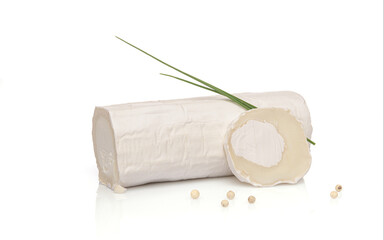 fromage de chèvre frais en buche sur fond blanc - 468917344