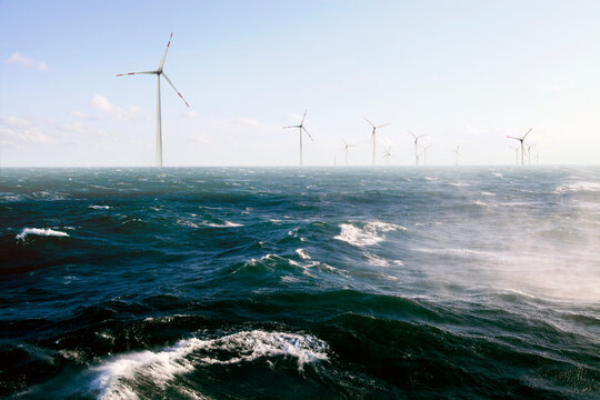 Offshore Windpark in st&uuml;rmischer See