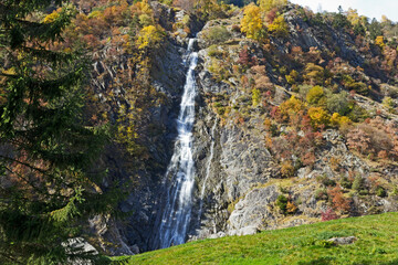 wasserfall im berbstlichen Südtirol