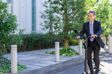 電動キックボード・電動キックスケーターに乗る人