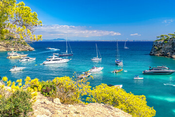 Ankernde Boote und Yachten in der Bucht von Portals Vells, Mallorca - 6619