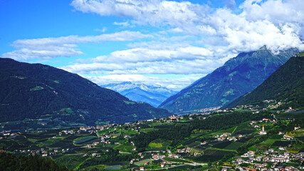 Fototapeta na wymiar Blick auf Meran in Südtirol
