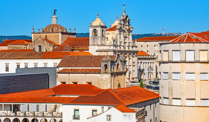 Fototapeta na wymiar Altstadt Coimbra am Ufer des Mondegos mit zahlreichen bemerkenswerten Bauten Postkarten Landschaft 