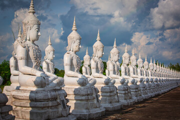 Fototapeta na wymiar Closeup the Buddha lined up white sit down isolated on white background