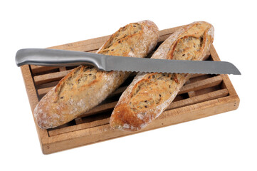 Baguettes de pain françaises sur une planche à pain avec un couteau à pain en gros plan sur fond...