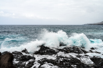 Fototapeta premium Rocky coast and splashing ocean waves.