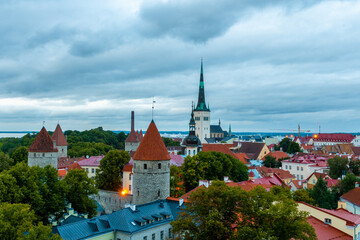 Obraz premium ein Sommerabend in der baltischen Hauptstadt Tallinn
