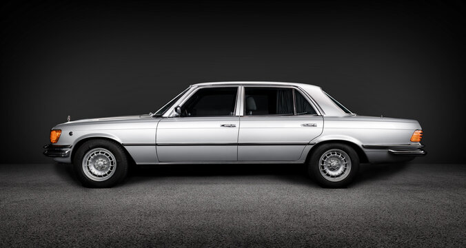 Mercedes 450 SEL W116 in silber vor neutralem Hintergrund