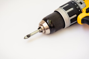 Taladro amarillo con broca para vidrio, en fondo blanco