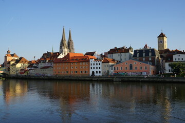 Naklejka premium Blick zur Altstadt von Regensburg mit dem Dom St.Peter und der Steinernen Brücke