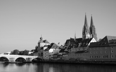 Blick zur Altstadt von Regensburg mit dem Dom St.Peter und der Steinernen Brücke
